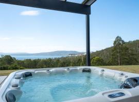 Ocean views, spacious & private, hot hub，位于Coningham的酒店