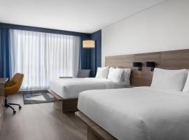 Holiday Inn Express Montreal Airport - St-Laurent by IHG，位于蒙特利尔的酒店