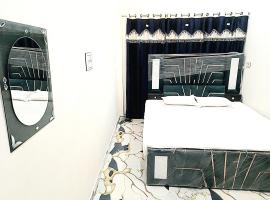 7BHK FLATS AC & NON AC ROOMS in KASHI VISHWANATH JYOTIRLING The Sacred Stay APARTMENT，位于瓦拉纳西的住宿加早餐旅馆