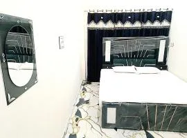 7BHK FLATS AC & NON AC ROOMS in KASHI VISHWANATH JYOTIRLING The Sacred Stay APARTMENT，位于瓦拉纳西的旅馆