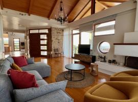 Modern villa overlooking Mytilene，位于米蒂利尼的酒店