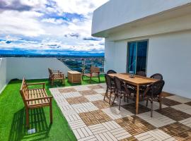 2BR Luxury Penthouse with Wide Balcony and 7ft Billiards The Polaris Penthouse at Azure North，位于圣费尔南多的公寓