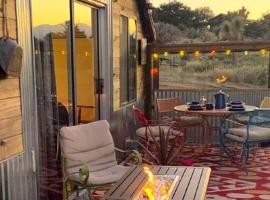 Charming Yucca Valley Cabin Rental for Getaways in California，位于丝兰谷的酒店