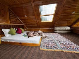 The Mountain Pine Majesty Tree House and cottage in jibhi By Travaasya，位于吉布的酒店