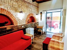 Big Mama Jungle Rooms，位于泰拉奇纳的酒店
