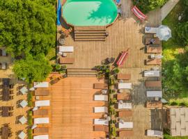 Villas Mura with SPA & Hot Swimming Pool，位于波罗维茨的酒店