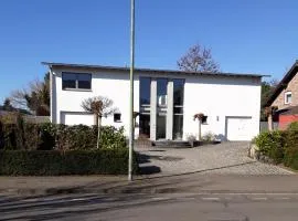 Lichtdurchflutetes Atelierhaus mit Skulpturenpark