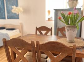 GOŚCINIEC STRZECHA，位于凯蒂赖贝西的带停车场的酒店