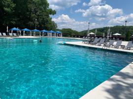 4BR Retreat with Hot Tub and Resort Style Amenities，位于托比汉纳的酒店