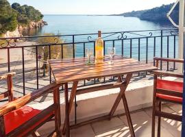 Alonissos Beachfront Rooms - Galazia Thea Gems，位于阿洛尼索斯古镇的酒店