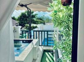 Couple - Private Jacuzzi Pool，位于Mabalacat的酒店