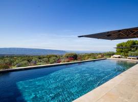 Luxury 4-bedroom villa - pool，位于戈尔德的酒店