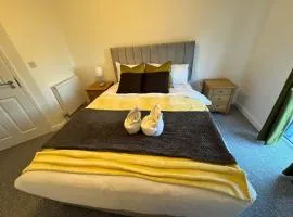 5 Town centre, entire flat, free parking king bed