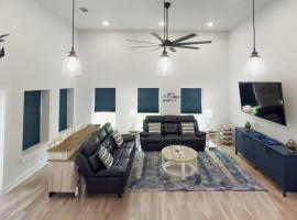 Fish Stories 5 Bed 3 Bath With Pool and Playscape，位于Port O'Connor的酒店