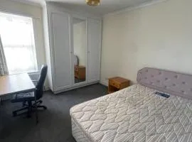 Room 3, Queensize Bed in Quiet Property, Portswood, Southampton
