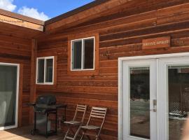 Native Spirit Cabin at Base Camp，位于Dumont的酒店