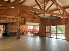 salle et hébergements