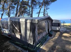 Caravan near the sea，位于乌格连的露营地