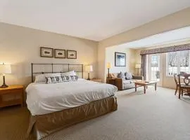 Peaceful Escape King Bed and Outdoor Activities