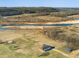 Elk View-Access Elk River-Rural Acreage-Huge Patio，位于Sulphur Springs的酒店