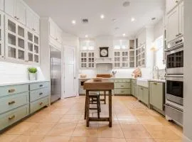 King Beds Hot Tub On 290 Large Estate Kitchen