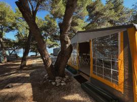 Caravan near the sea 2，位于乌格连的露营地