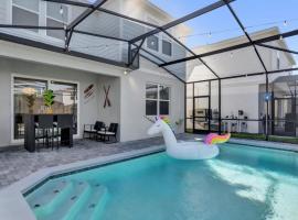 Family Home w Cinema, Pool & BBQ Clermont，位于奥兰多的酒店