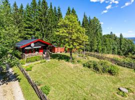 Cottage w Wilderness Feeling 20 min from airport，位于Maura的酒店