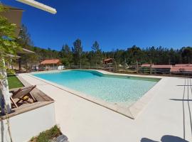 Freedom Ville Eco Resort Portugal，位于Vale da Certa的带热水浴缸的酒店