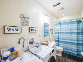 Charming Getaway on Ash St- Minutes from Cinci，位于Ludlow的酒店