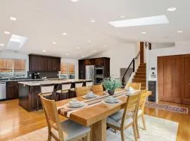 Ultimate Group Getaway Near Ferry, Hot Tub and Games