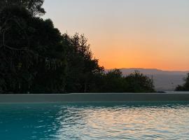 村庄边缘木制山林小屋，位于玛尔盖姆拉的酒店