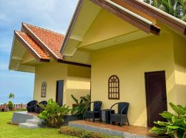 Hai Surf Camp，位于Karbang的酒店