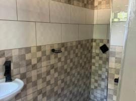 Motel plus express，位于卢本巴希的酒店