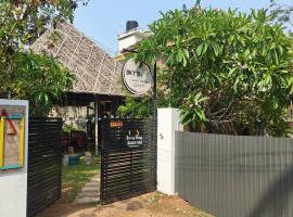 Sky's Surf Hostel，位于瓦尔卡拉的酒店