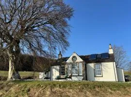 Gorgeous boutique off-grid cottage near Peebles