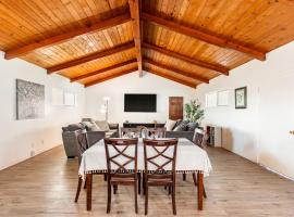 Spacious 4BR Retreat near Disneyland & Beaches，位于普拉森的酒店