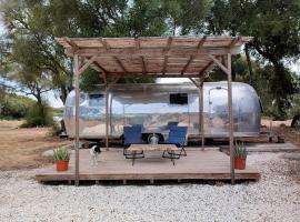 Airstream Oasis: Unique Retreat near Andalucia's Best Beaches and Nature Haven!，位于加的斯的酒店