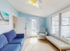 Cozy & Quiet Lakeside Retreat，位于Aurora的酒店