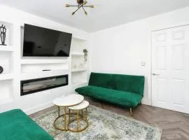 Spacious Stylish House Sleeps 10 in Central Tonbridge