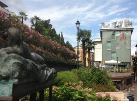 Happy Hotel Atelier Gardone Riviera Centro & Beach，位于加尔多内-里维耶拉的酒店