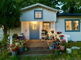 Underbart litet hus i lantligt läge，位于Hemse的酒店
