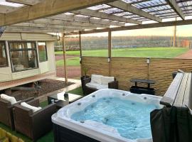 North Lodge Holiday Home, Hot Tub & Sauna，位于Carnwath的酒店