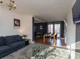 Newly Refurbed Home With Football Table Near M5 Junction 2