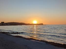 Dolphin Apt & Studios -Near the Beach，位于罗达的酒店