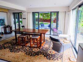 3 Storey Villa, 300 Steps from the beach!，位于香港的酒店