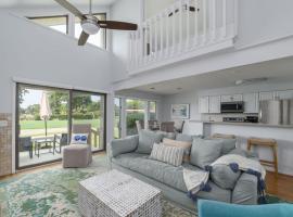 Birdie Bluff - Steps Away from Clubhouse，位于Dataw Island的酒店
