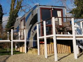 The Horsebox, unexpected luxury，位于Annacloy的酒店