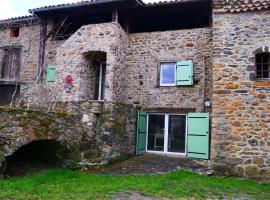 Maison Les Sauvages Blassac 8-10 personnes，位于Blassac的酒店