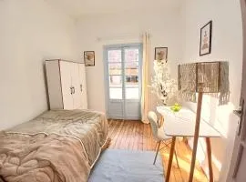 Lively Cozy Downtown Room